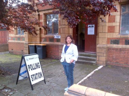 valerie-at-a-walsall-polling-station-for-2014-local-and-euro-elections