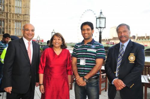 valerie-keith-and-indian-cricket-team1